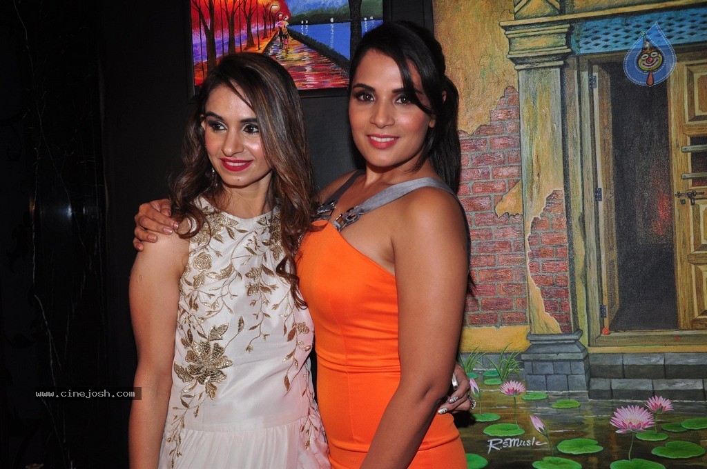 Bolly Celebs at Charity Art Auction Samvedna - 16 / 173 photos