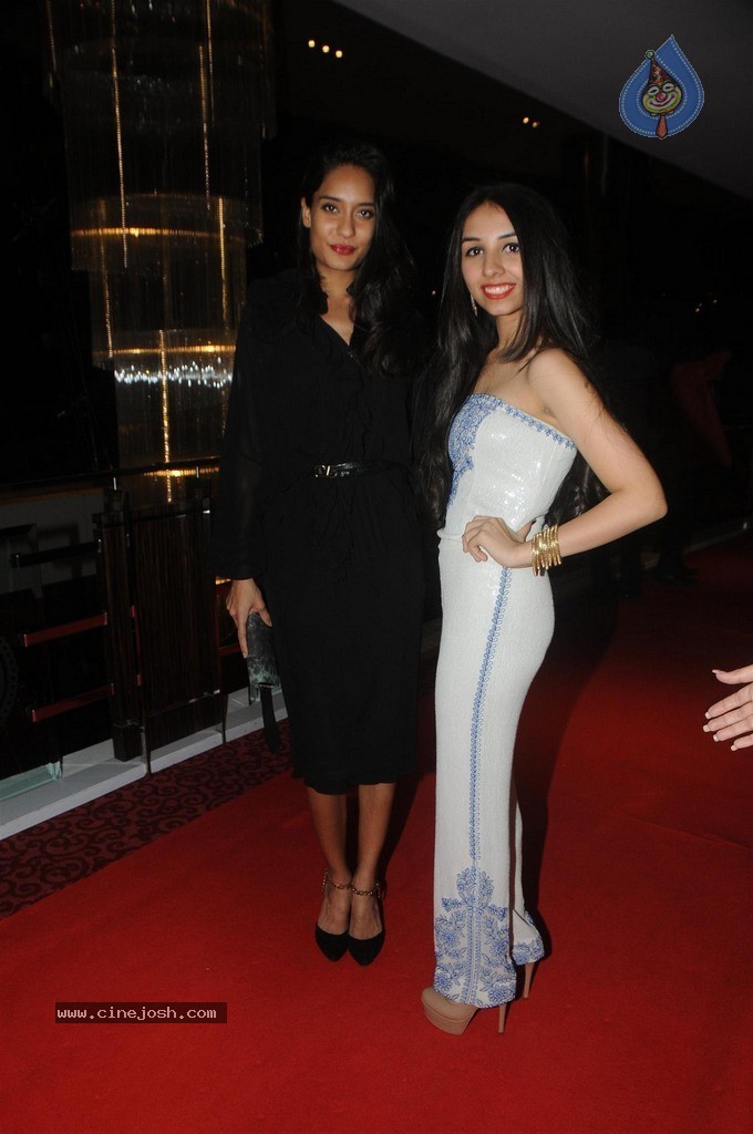 Bolly Celebs at Charity Art Auction Samvedna - 101 / 173 photos