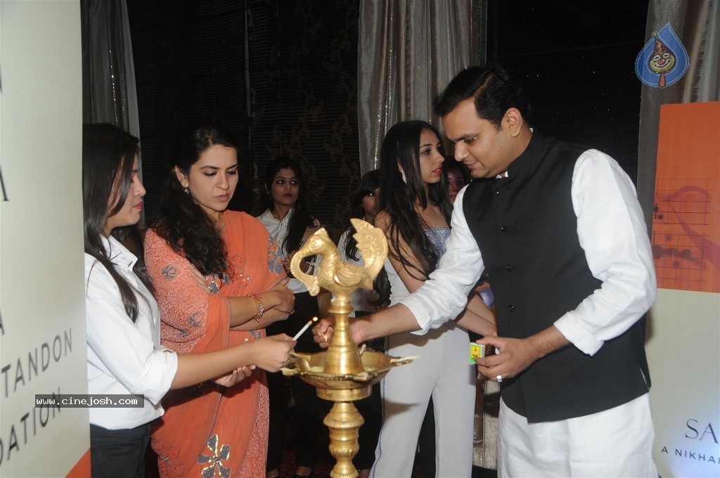 Bolly Celebs at Charity Art Auction Samvedna - 112 / 173 photos