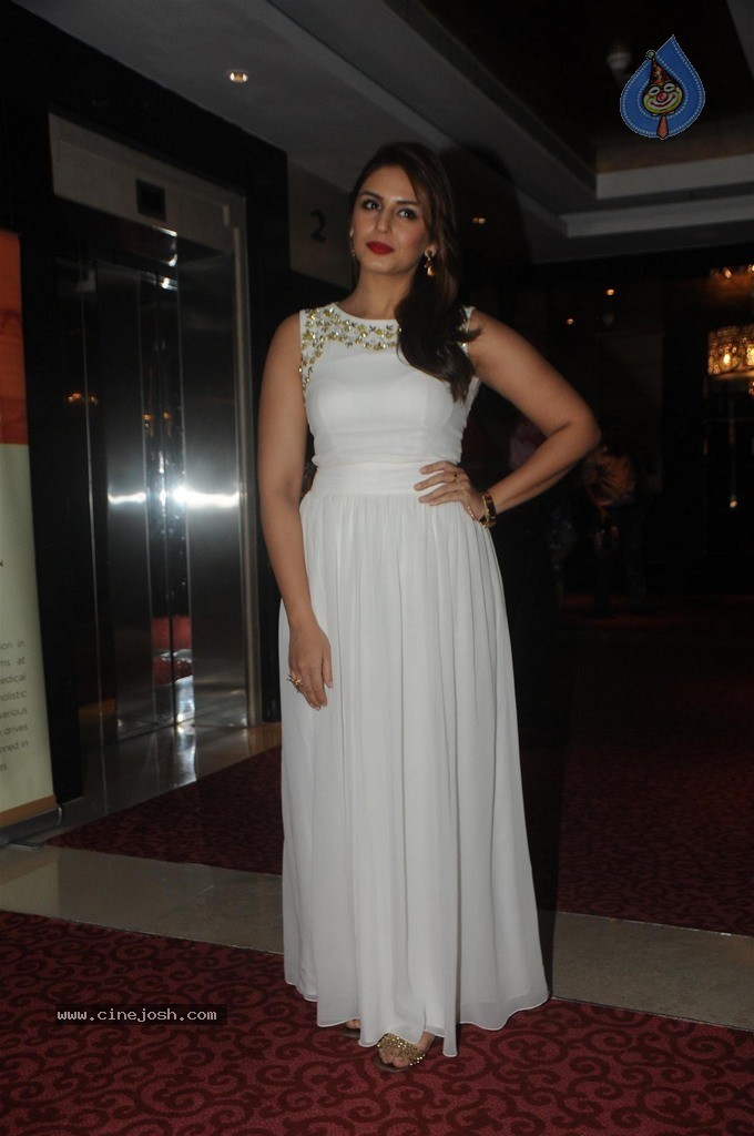 Bolly Celebs at Charity Art Auction Samvedna - 133 / 173 photos
