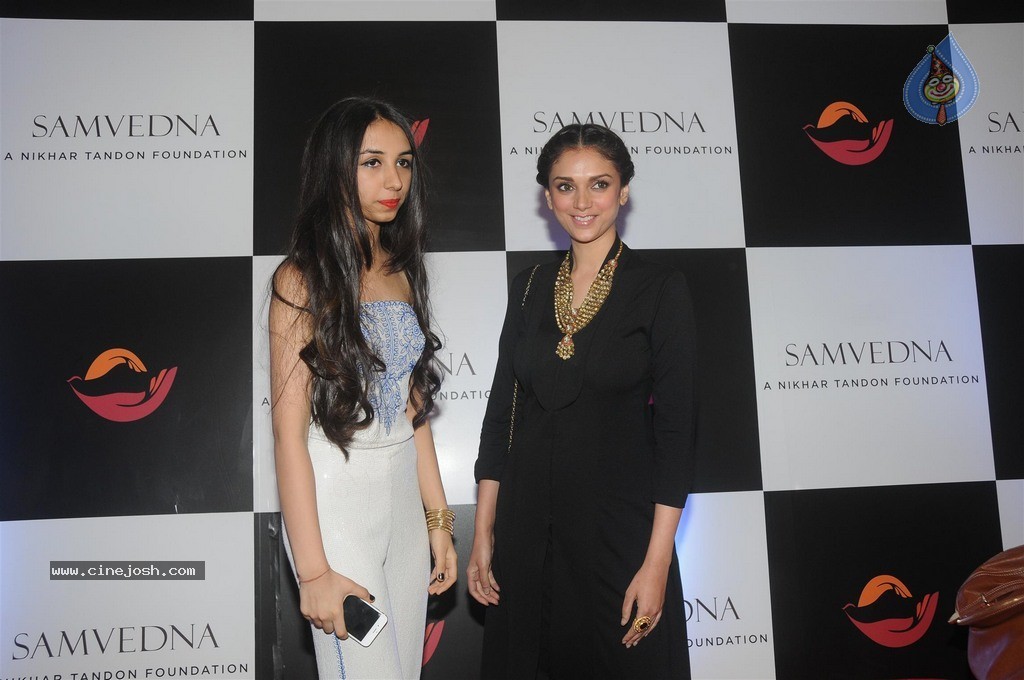 Bolly Celebs at Charity Art Auction Samvedna - 138 / 173 photos