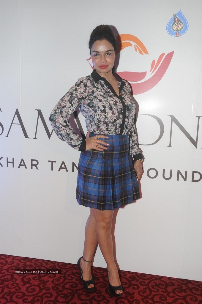 Bolly Celebs at Charity Art Auction Samvedna - 144 / 173 photos