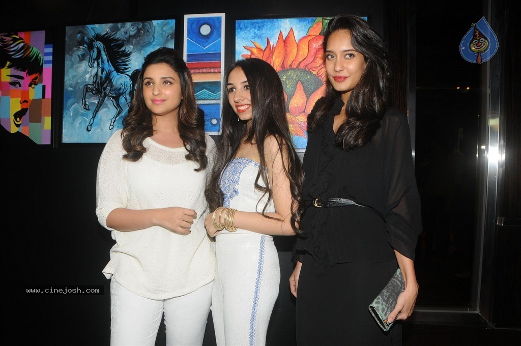 Bolly Celebs at Charity Art Auction Samvedna - 153 / 173 photos