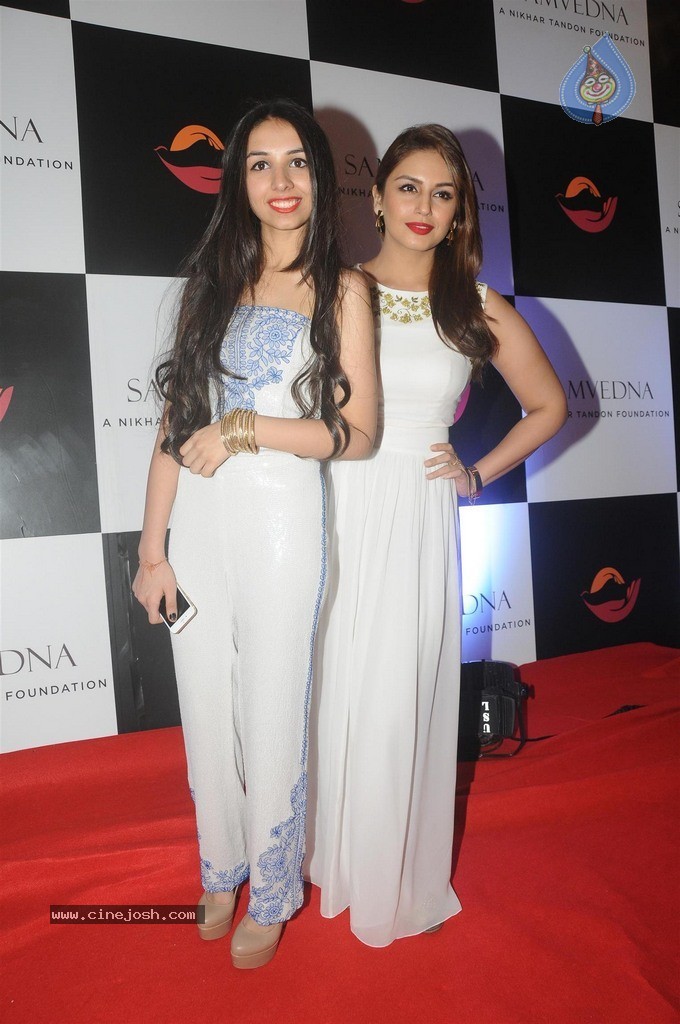 Bolly Celebs at Charity Art Auction Samvedna - 154 / 173 photos