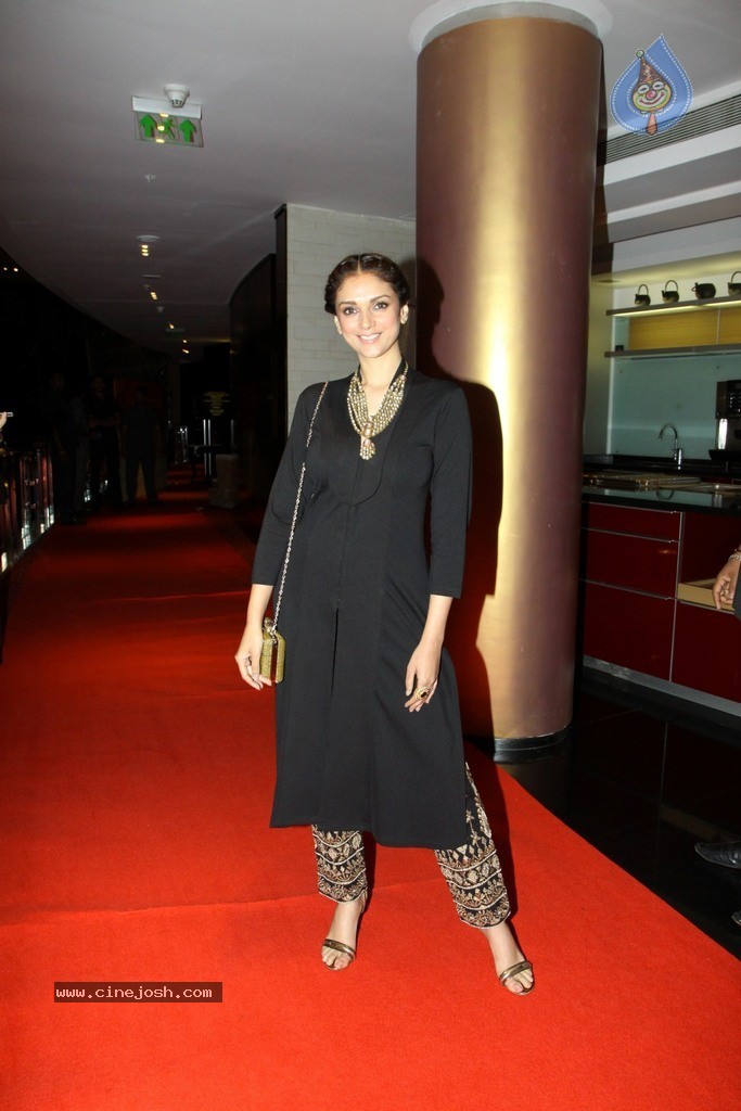 Bolly Celebs at Charity Art Auction Samvedna - 166 / 173 photos