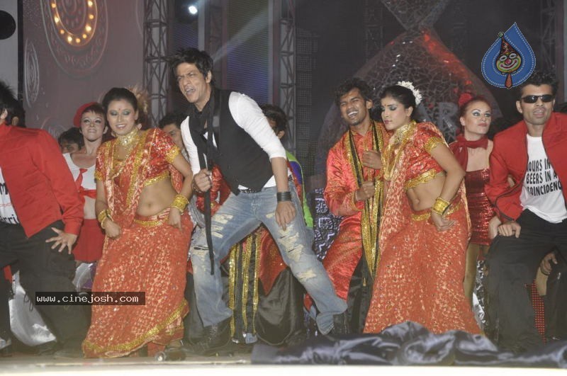 Bolly Celebs at Chevrolet APSARA Awards - 16 / 176 photos