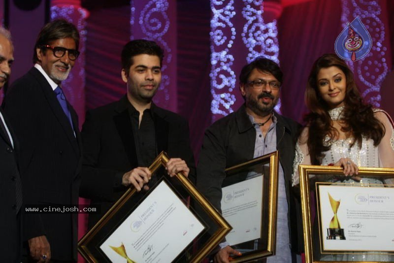 Bolly Celebs at Chevrolet APSARA Awards - 17 / 176 photos