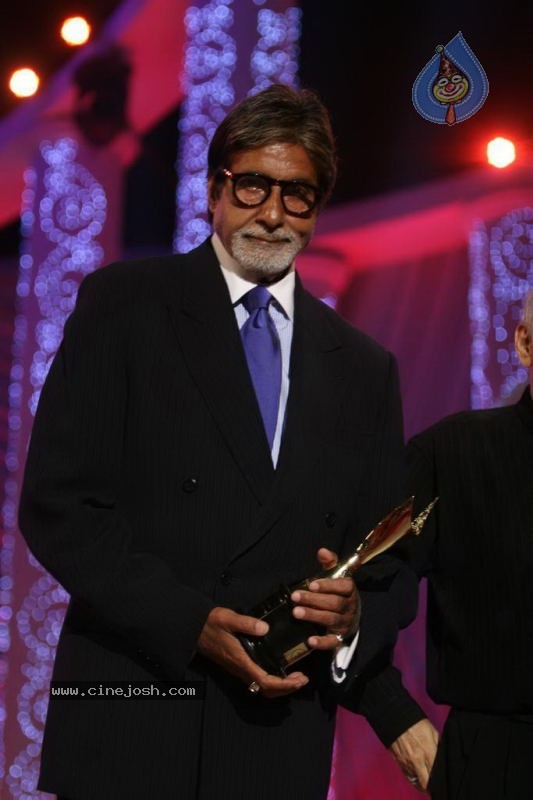 Bolly Celebs at Chevrolet APSARA Awards - 22 / 176 photos