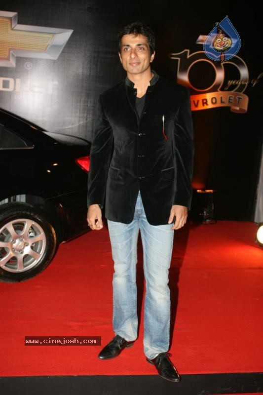 Bolly Celebs at Chevrolet APSARA Awards - 32 / 176 photos
