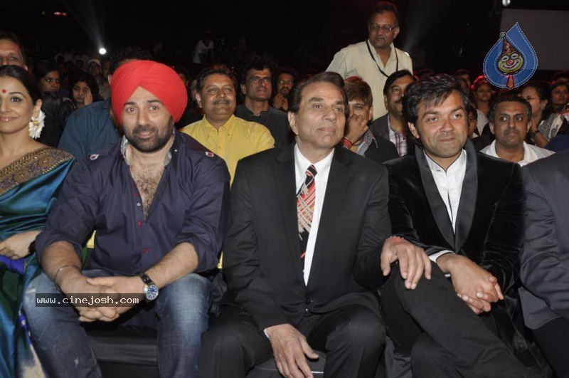 Bolly Celebs at Chevrolet APSARA Awards - 34 / 176 photos