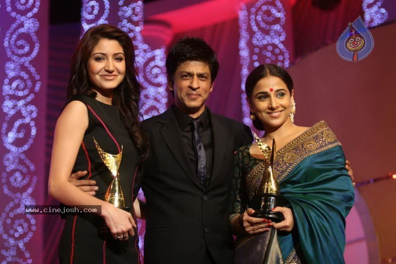 Bolly Celebs at Chevrolet APSARA Awards - 46 / 176 photos