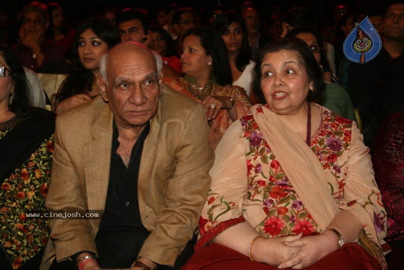 Bolly Celebs at Chevrolet APSARA Awards - 57 / 176 photos