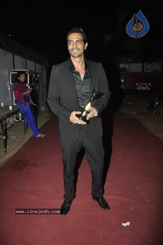 Bolly Celebs at Chevrolet APSARA Awards - 63 / 176 photos