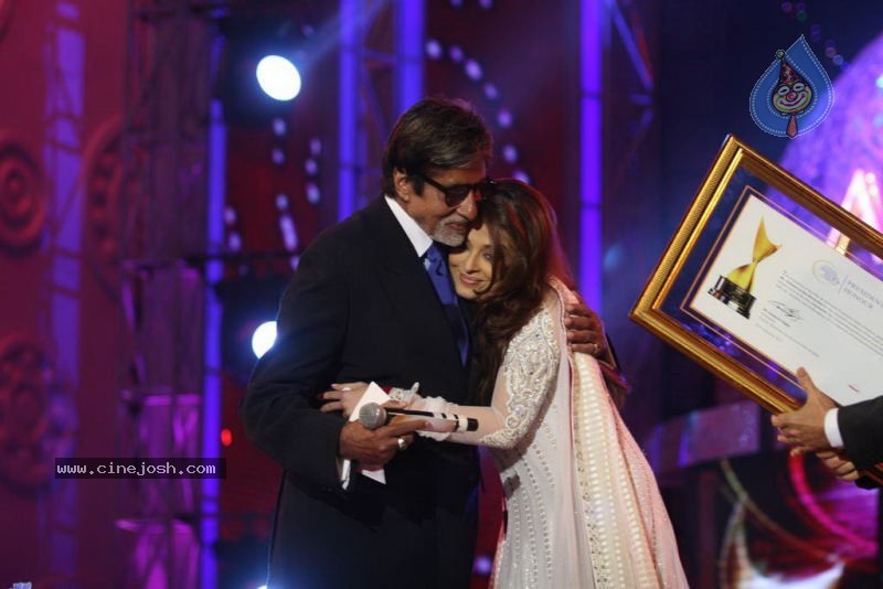 Bolly Celebs at Chevrolet APSARA Awards - 67 / 176 photos