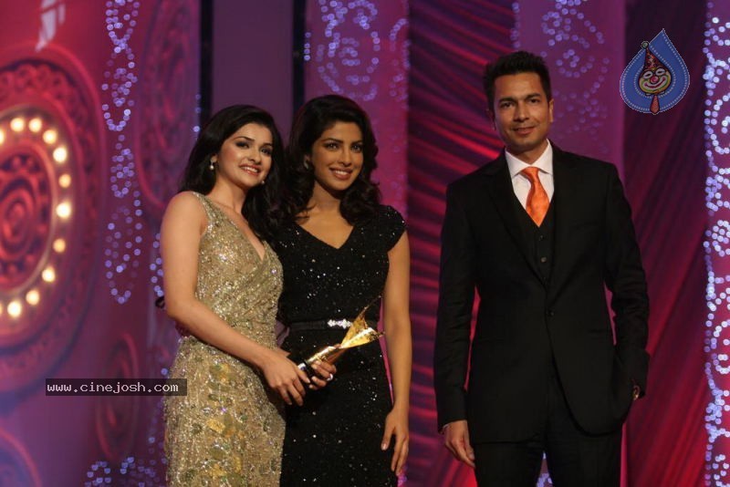 Bolly Celebs at Chevrolet APSARA Awards - 85 / 176 photos