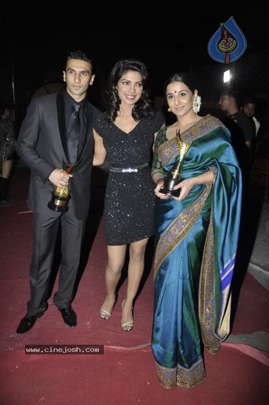 Bolly Celebs at Chevrolet APSARA Awards - 87 / 176 photos