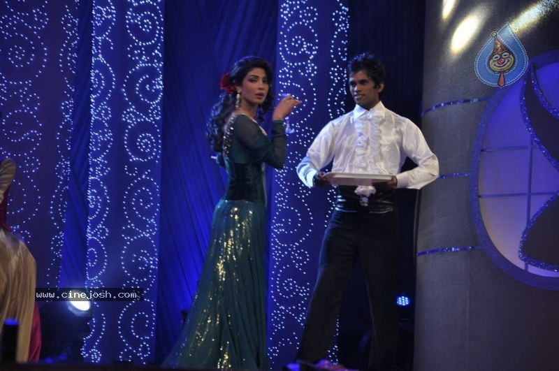 Bolly Celebs at Chevrolet APSARA Awards - 95 / 176 photos