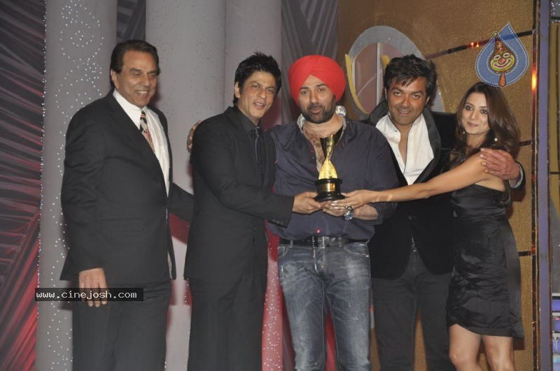Bolly Celebs at Chevrolet APSARA Awards - 98 / 176 photos