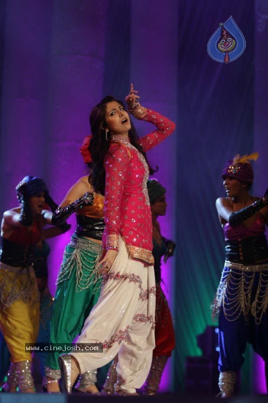 Bolly Celebs at Chevrolet APSARA Awards - 104 / 176 photos