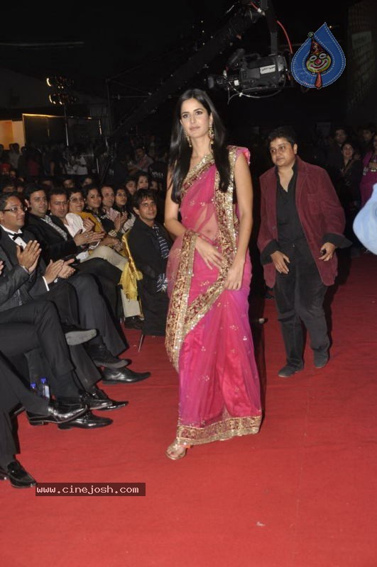 Bolly Celebs at Chevrolet APSARA Awards - 124 / 176 photos