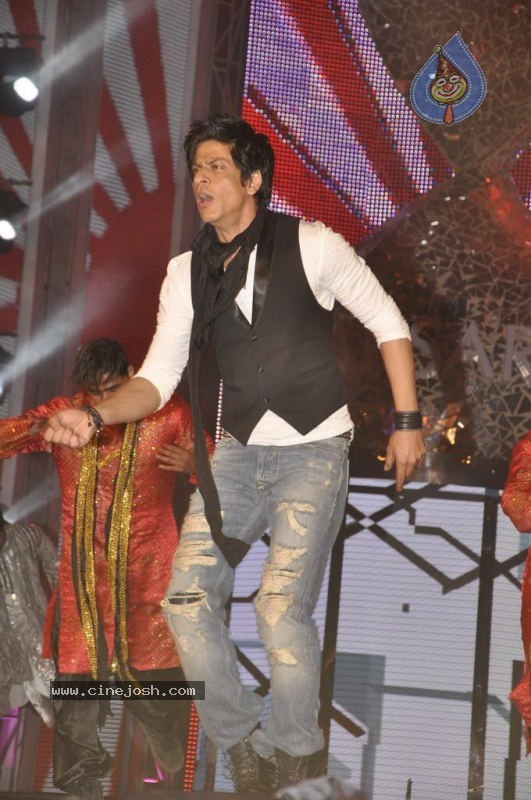 Bolly Celebs at Chevrolet APSARA Awards - 127 / 176 photos