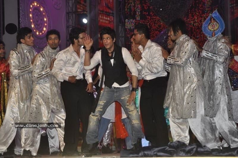 Bolly Celebs at Chevrolet APSARA Awards - 128 / 176 photos
