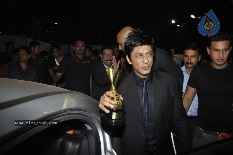 Bolly Celebs at Chevrolet APSARA Awards - 131 / 176 photos