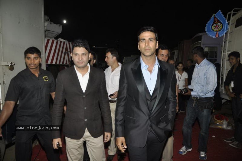 Bolly Celebs at Chevrolet APSARA Awards - 138 / 176 photos