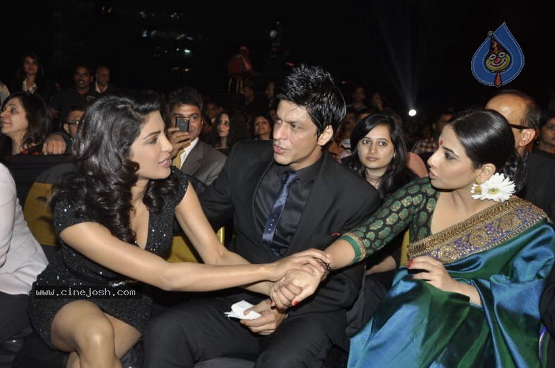 Bolly Celebs at Chevrolet APSARA Awards - 141 / 176 photos