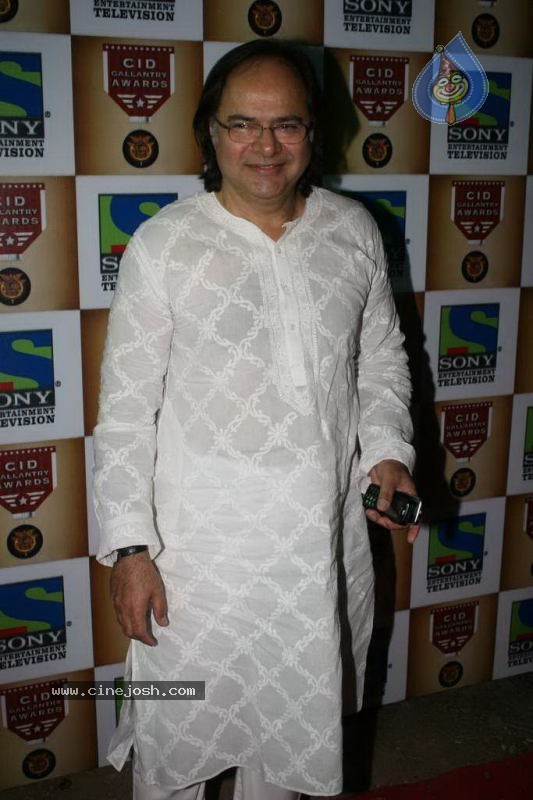 Bolly Celebs at CID Gallantry Awards - 19 / 50 photos