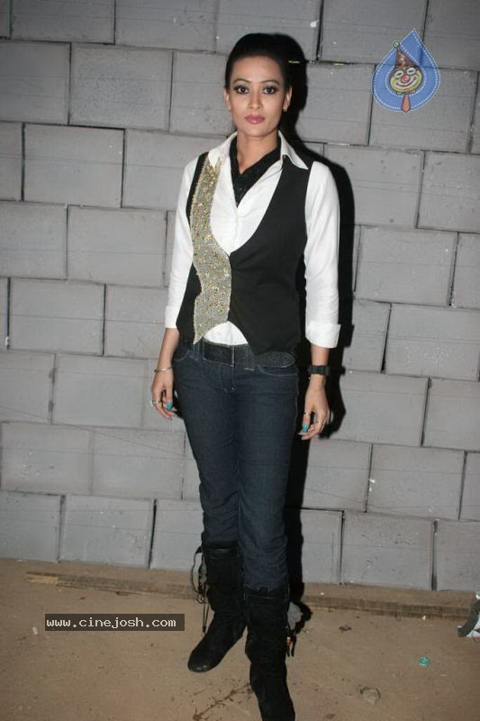 Bolly Celebs at CID Gallantry Awards - 32 / 50 photos