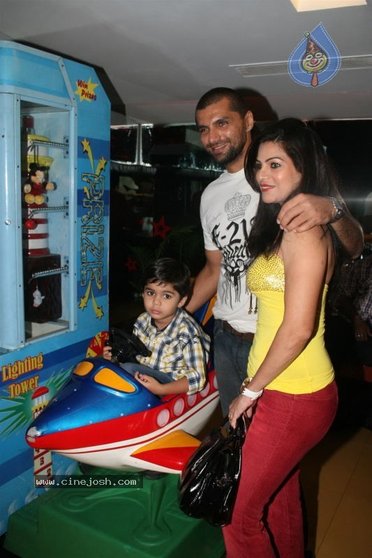 Bolly Celebs at Clash of the Titans Premiere - 10 / 38 photos