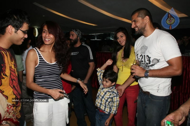 Bolly Celebs at Clash of the Titans Premiere - 16 / 38 photos