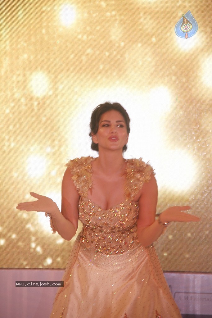 Bolly Celebs at Club Wear Fashion Show - 10 / 65 photos
