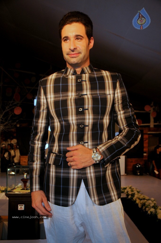 Bolly Celebs at Club Wear Fashion Show - 19 / 65 photos
