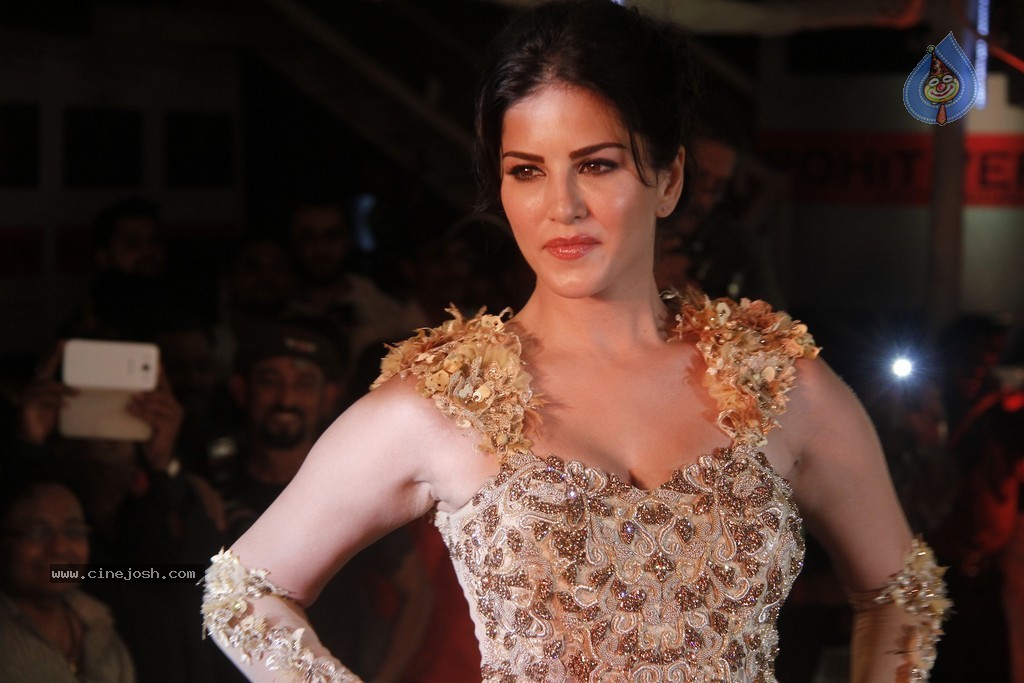 Bolly Celebs at Club Wear Fashion Show - 25 / 65 photos