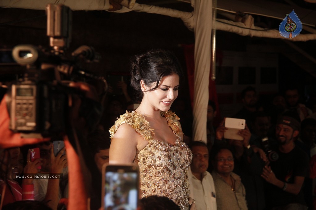 Bolly Celebs at Club Wear Fashion Show - 27 / 65 photos