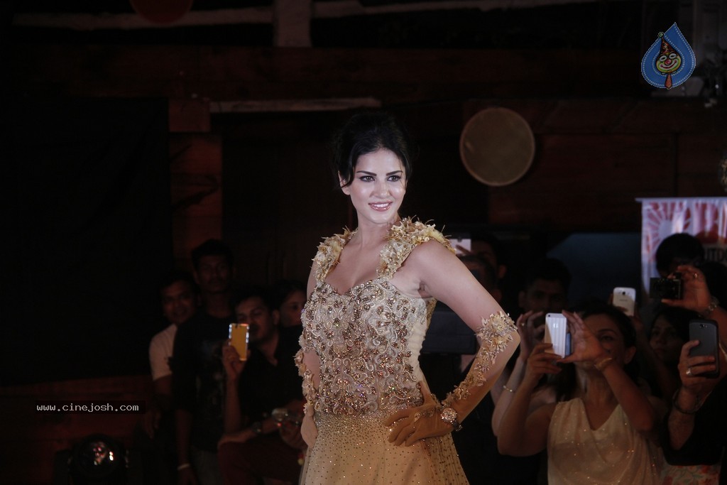 Bolly Celebs at Club Wear Fashion Show - 30 / 65 photos