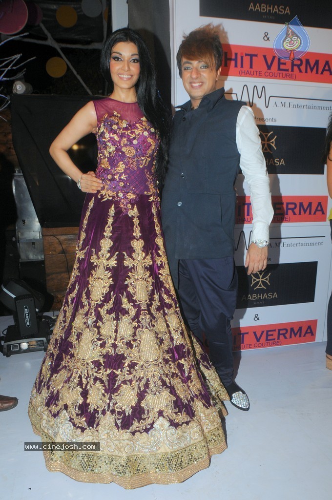 Bolly Celebs at Club Wear Fashion Show - 33 / 65 photos
