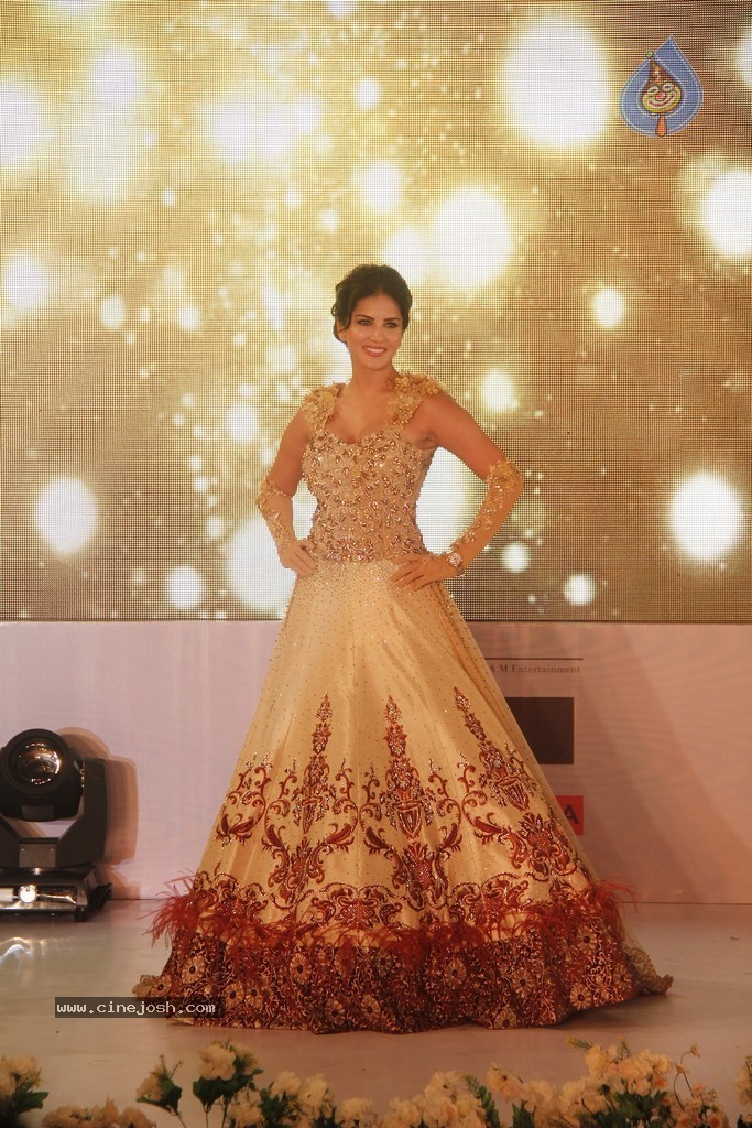 Bolly Celebs at Club Wear Fashion Show - 36 / 65 photos