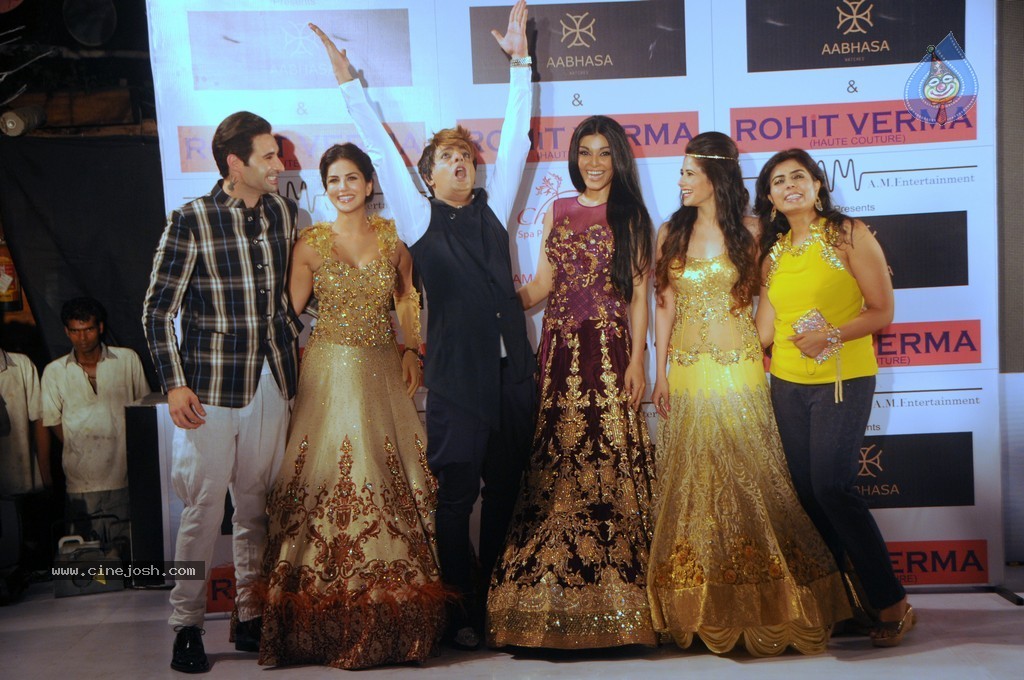 Bolly Celebs at Club Wear Fashion Show - 38 / 65 photos