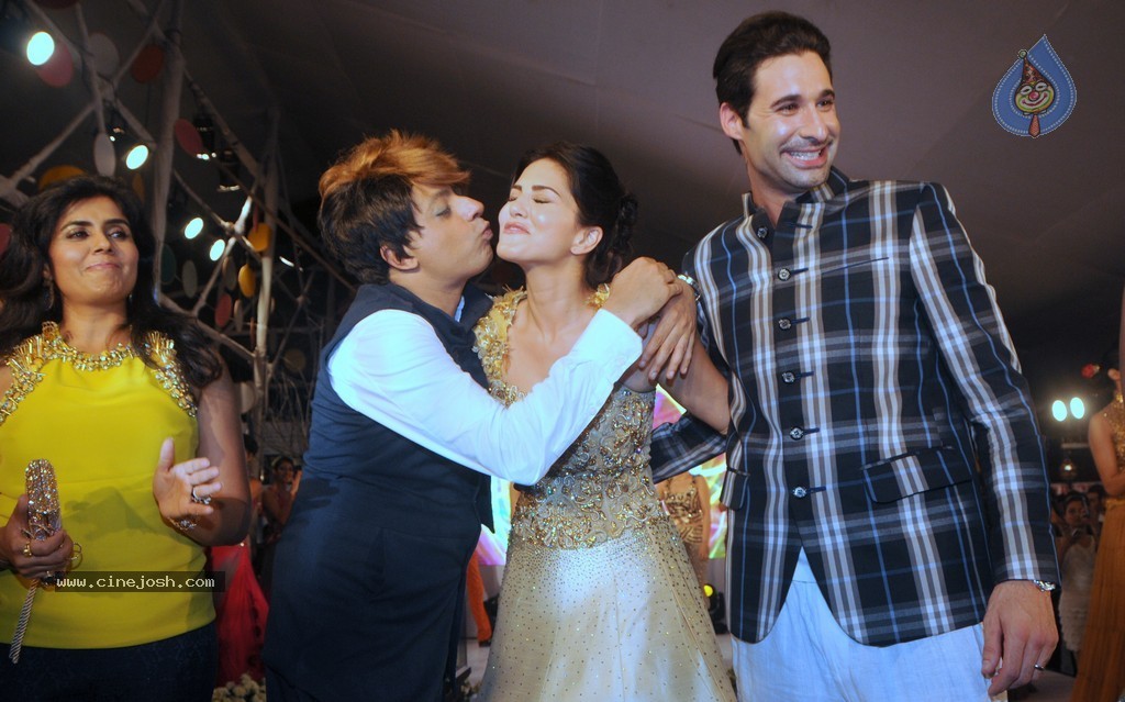 Bolly Celebs at Club Wear Fashion Show - 41 / 65 photos