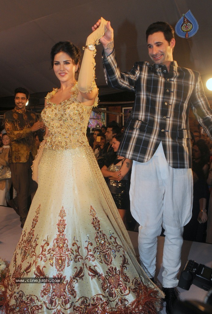 Bolly Celebs at Club Wear Fashion Show - 55 / 65 photos