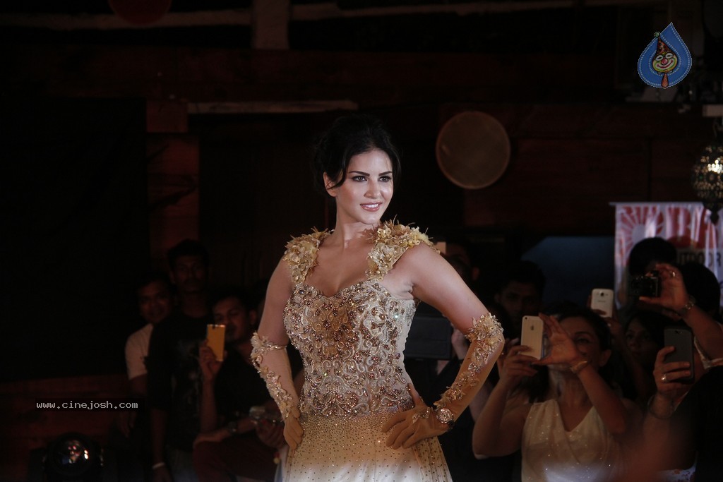 Bolly Celebs at Club Wear Fashion Show - 57 / 65 photos