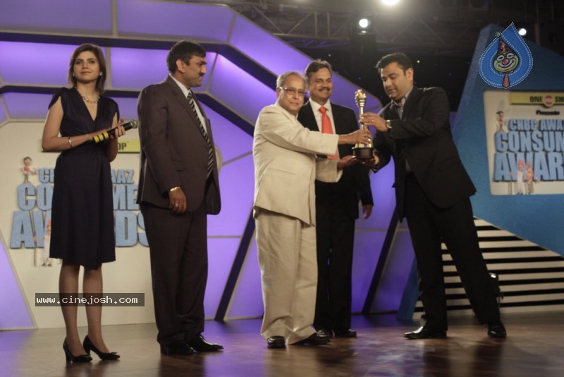 Bolly Celebs at CNBC Awaaz Consumer Awards - 52 / 67 photos
