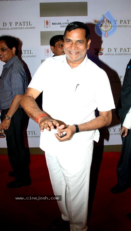 Bolly Celebs at D Y Patil 2011 Awards - 1 / 76 photos