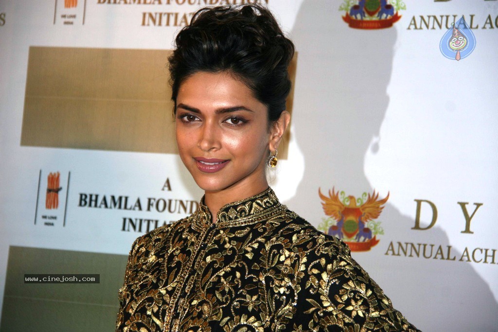 Bolly Celebs at D Y Patil 2011 Awards - 4 / 76 photos