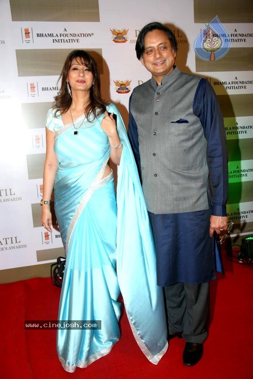 Bolly Celebs at D Y Patil 2011 Awards - 5 / 76 photos