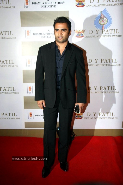 Bolly Celebs at D Y Patil 2011 Awards - 8 / 76 photos