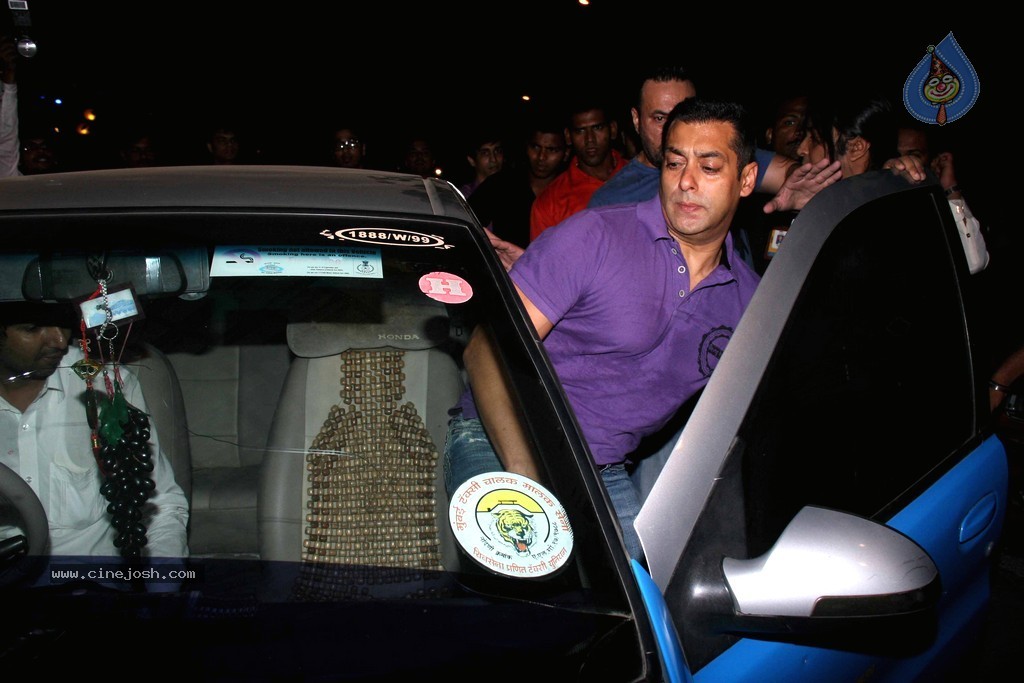 Bolly Celebs at D Y Patil 2011 Awards - 9 / 76 photos